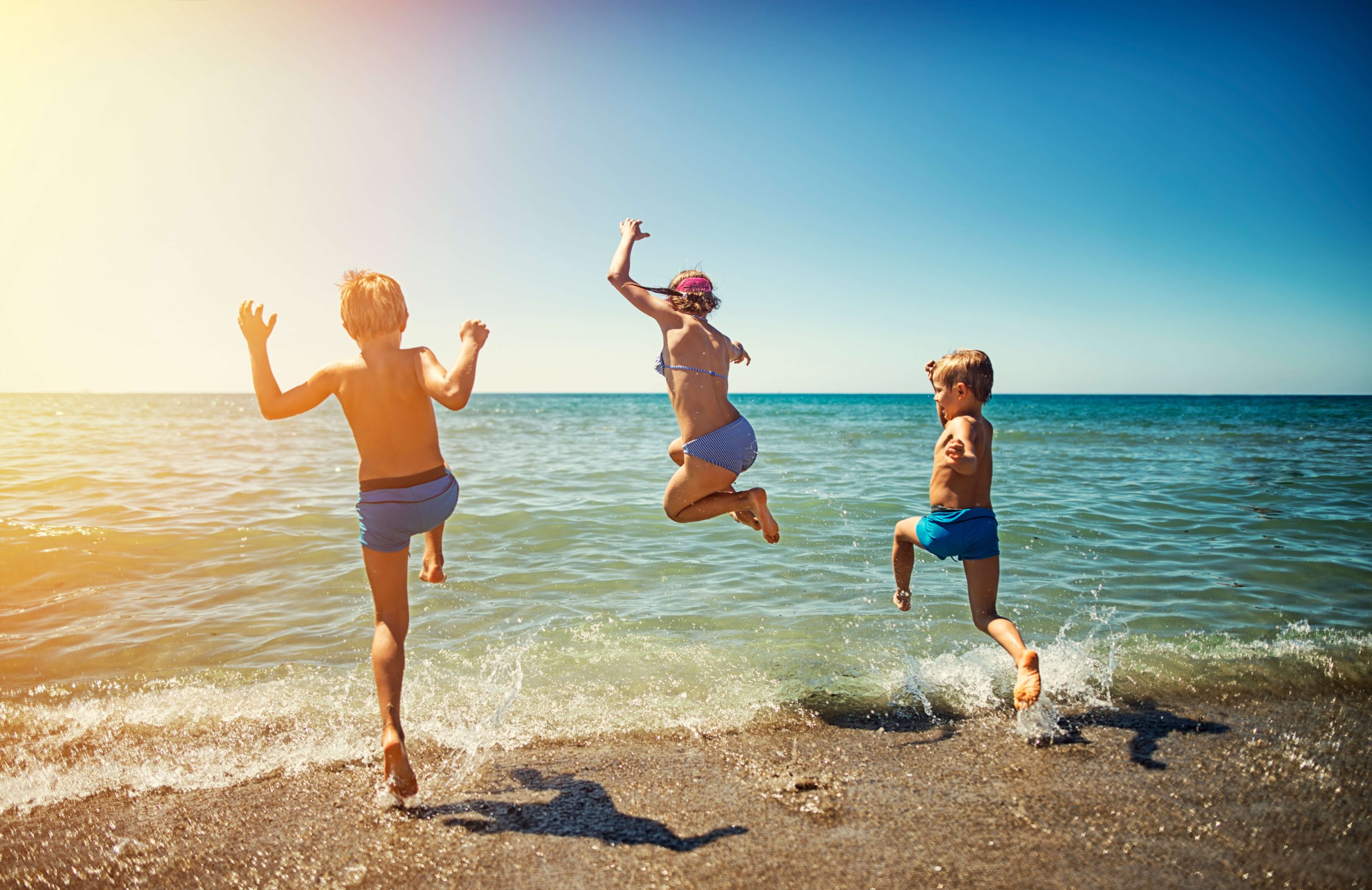 В следующем году буду летом. Дети на море. Лето пляж дети. Лето пляж. Дети бегут в море.