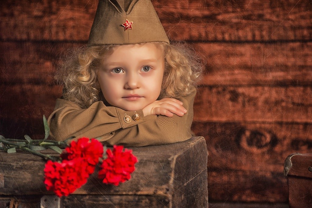 Картинка девочка в военной форме с голубем