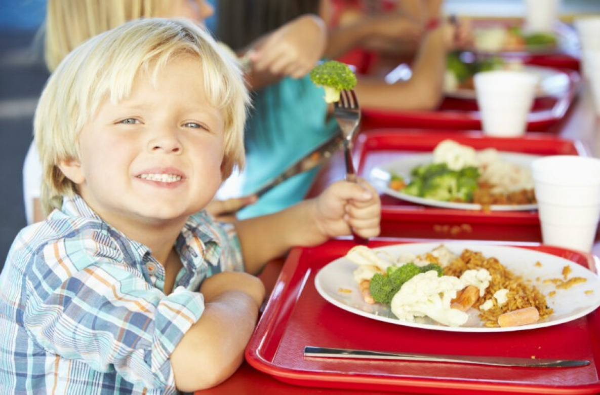 в каком возрасте ребенок ест с общего стола
